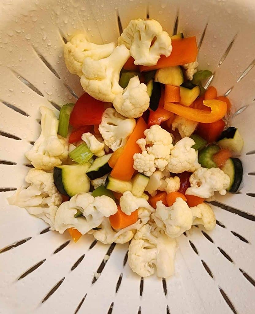 Rinse the mixed vegetables for making canned pickled giardiniera