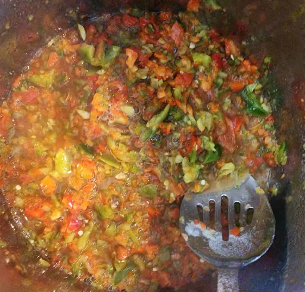 pepper jelly added pectin and vinegar and stirring